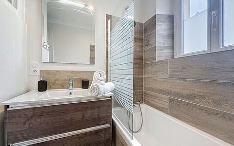 La Potée: Flooring, Plumbing Fixture, Floor, Bathroom, Interior Design, Tap, Sink, Plumbing, Bathroom Cabinet, Bathtub