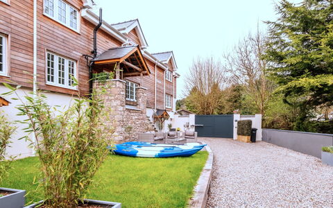 Alpine Cottage: Residential Area, Shrub, Home, House, Garden, Cottage, Landscaping, Yard, Backyard, Estate