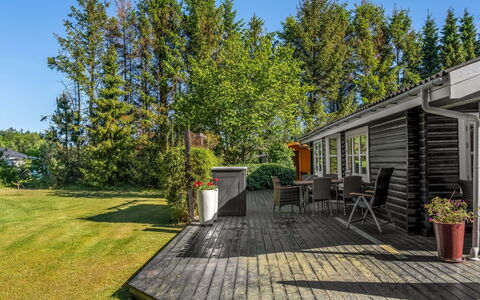 Tjarko - 690M to the Fjord: House, Roof, Home, Cottage, Shed, Garden Buildings, Siding, Yard, Log Cabin, Hut