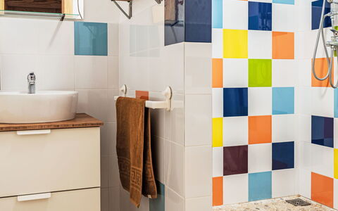 Coin 2: Bathroom, Plumbing Fixture, Interior Design, Flooring, Orange, Tile, Floor, Plumbing, Tap, Sink