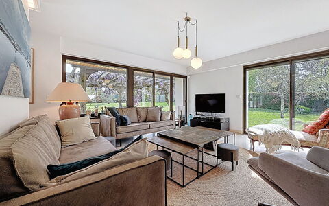 Villa Kerpunce: Furniture, Interior Design, Flooring, Couch, Floor, Ceiling, Living Room, Wood, Room, Table