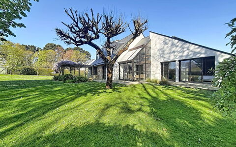 Villa Kerpunce: Grass, Home, Shrub, Residential Area, House, Garden, Land Lot, Lawn, Farmhouse, Estate