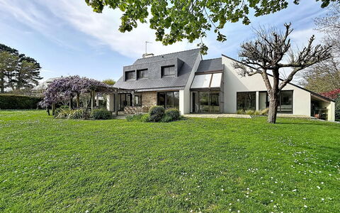 Villa Kerpunce: Grass, Home, Shrub, House, Residential Area, Cottage, Garden, Farmhouse, Lawn, Roof