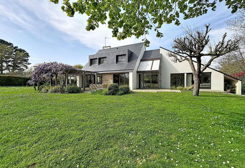 Villa Kerpunce: Grass, Home, Shrub, House, Residential Area, Cottage, Garden, Farmhouse, Lawn, Roof