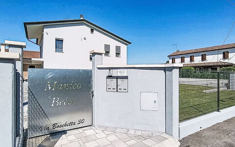 Mb Guest House: Gate, Door, Fence, Concrete, Home Fencing, Driveway, Balcony