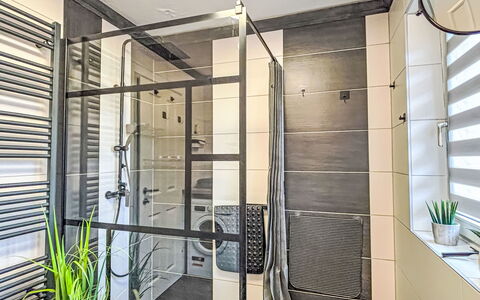 Apartamento Giovanna: Interior Design, Flooring, Plumbing Fixture, Floor, Plumbing, Room, Door, Shower Door, Ceiling, Bathroom