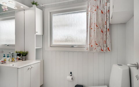 Dimo - 75M to the Fjord: Plumbing Fixture, Interior Design, Flooring, Sink, Tap, Floor, Bathroom, Plumbing, Curtain, Ceiling