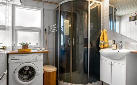 Jamie - from the Sea: Washing Machine, Plumbing Fixture, Interior Design, Sink, Clothes Dryer, Flooring, Tap, Plumbing, Floor, Laundry Room