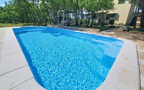 Country Pleasures Cottage: Blue, Swimming Pool, Composite Material, Water Feature, Tile