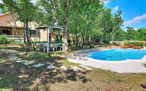 Country Pleasures Cottage: Swimming Pool, Shade, Resort, Leisure, Backyard, Garden, Eco Hotel, Yard, Landscaping, Chair