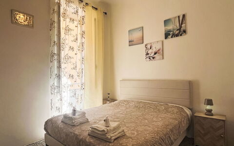 Casa Js: Bed, Bedroom, Interior Design, Furniture, Wall, Floor, Wood, Bed Sheet, Flooring, Room