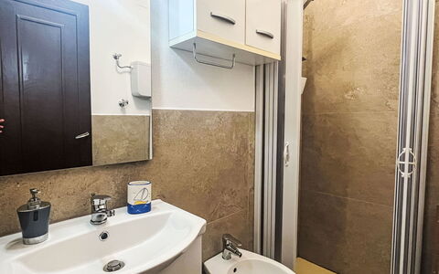 Casa Js: Plumbing Fixture, Flooring, Sink, Floor, Interior Design, Bathroom Sink, Wood, Tap, Bathroom, Toilet