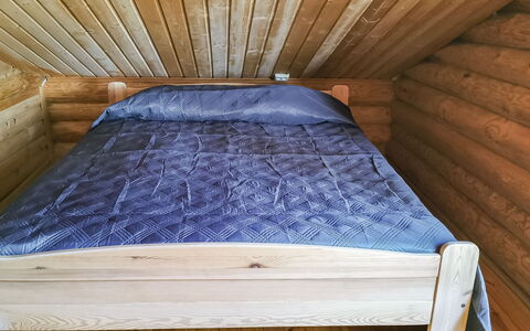 Sinikello: Wood, Bedroom, Flooring, Floor, Linens, Bed Sheet, Bedding, Wood Stain, Hardwood, Bed