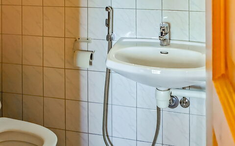 Sinikello: Bathroom, Bathroom Sink, Plumbing Fixture, Sink, Tap, Plumbing, Interior Design, Flooring, Floor, Toilet