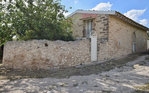 Villa Fontanazza: Wall, Stone Wall, Rock, Brick, Brickwork, Village, Plaster, Limestone