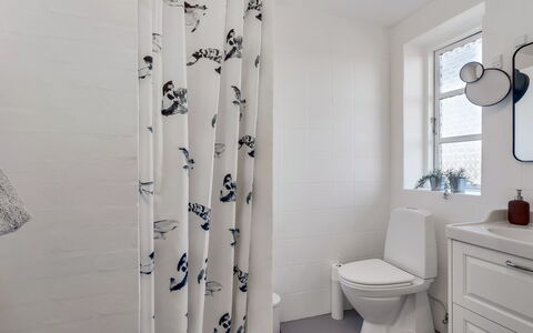 Fausta - 2Km from the Sea: Bathroom, Interior Design, Shower Curtain, Plumbing Fixture, Curtain, Plumbing, Toilet, Bathtub, Towel
