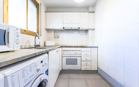 Cambrils Park B: Flooring, Floor, Major Appliance, Interior Design, Ceiling, Room, Apartment, Kitchen, Cabinetry, Countertop