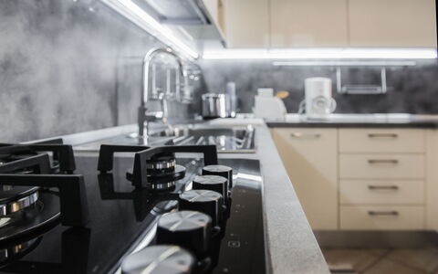 Villa Sole - Exclusive Villa al Conero con Piscina: Kitchen Appliance, Kitchen, Countertop, Kitchen Stove, Major Appliance, Home Appliance, Gas Stove, Stove, Interior Design, Cabinetry