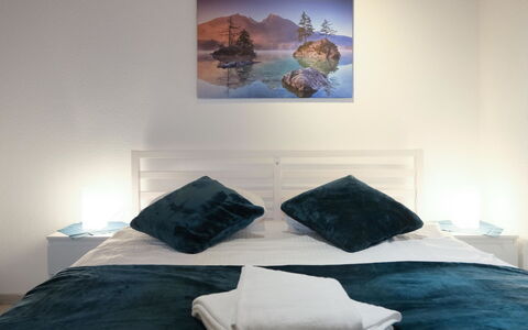 Apartment Goldey: Furniture, Bedroom, Linens, Bed Sheet, Bedding, Interior Design, Bed, Room, Lighting, Floor