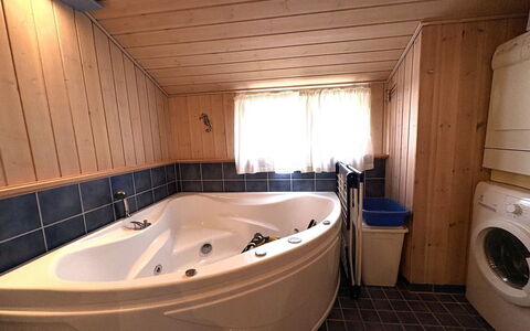 Euphemia - 200M from the Sea: Plumbing Fixture, Flooring, Floor, Wood, Bathtub, Interior Design, Room, Plumbing, Ceiling, Bathroom