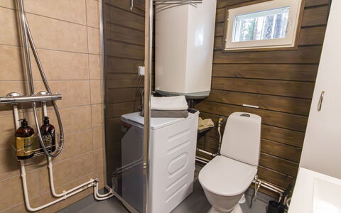 Lystikämän Helmi: Wood, Flooring, Toilet Seat, Floor, Toilet, Plumbing Fixture, Interior Design, Plumbing, Room, Bathroom