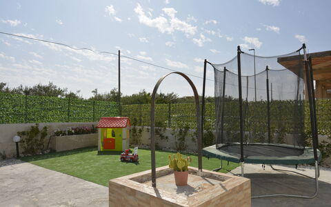 Villa Cosentini: Grass, Land Lot, Garden, Backyard, Shade, Net, Landscaping, Yard, Lawn, Artificial Turf