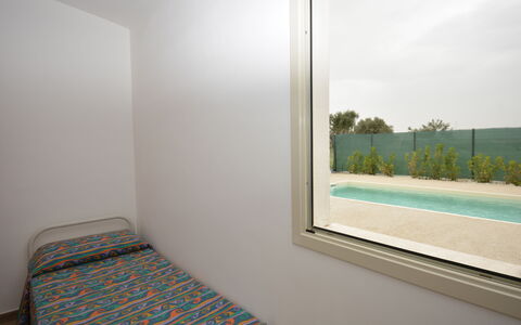 Villa Cosentini: Floor, Bedroom, Plaster, Daylighting, Bed, Bedding, Bed Frame