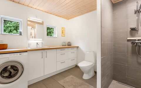 Hava - 250M from the Sea: Flooring, Interior Design, Floor, Wood, Plumbing Fixture, Ceiling, Room, Bathroom, Plumbing, Sink