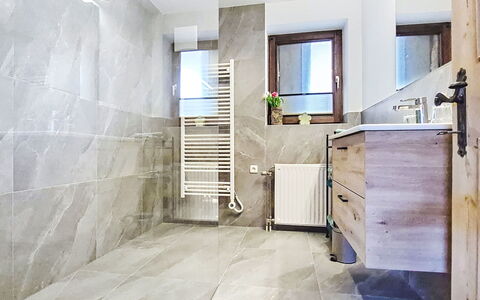 Panoramablick Tauern: Flooring, Floor, Tile, Ceiling, Plumbing Fixture, Marble, Natural Material, Plumbing, Bathroom
