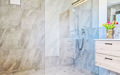Panoramablick Tauern: Flooring, Floor, Tile, Interior Design, Composite Material, Plumbing Fixture, Bathroom, Marble