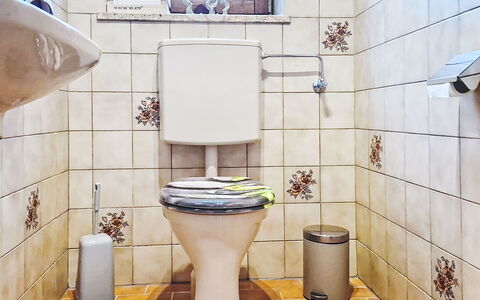 Panoramablick Tauern: Toilet Seat, Toilet, Bathroom, Plumbing Fixture, Flooring, Plumbing, Interior Design, Floor, Tile