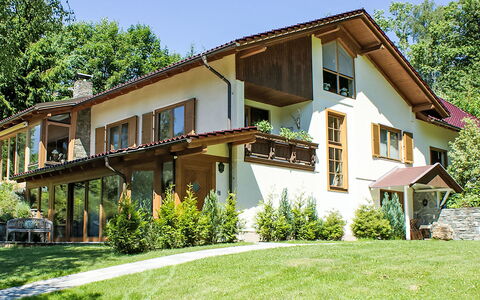 Apt. Luna: Building, Window, House, Home, Residential Area, Cottage, Architecture, Shrub, Land Lot