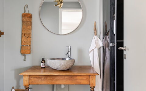 Rönnö: Plumbing Fixture, Mirror, Interior Design, Bathroom Sink, Bathroom, Tap, Flooring, Plumbing, Sink, Floor