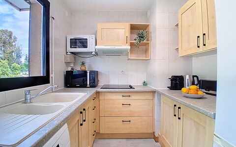 Le Maresol: Kitchen, Kitchen Appliance, Countertop, Major Appliance, Kitchen Sink, Cabinetry, Sink, Wood, Plumbing Fixture, Home Appliance
