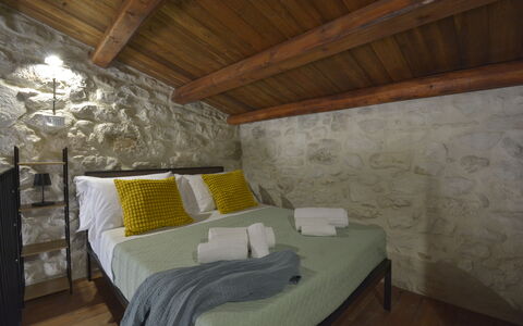 Villa Palmento: Wall, Bedroom, Interior Design, Flooring, Bed, Floor, Home, Ceiling, Bed Sheet, Bedding