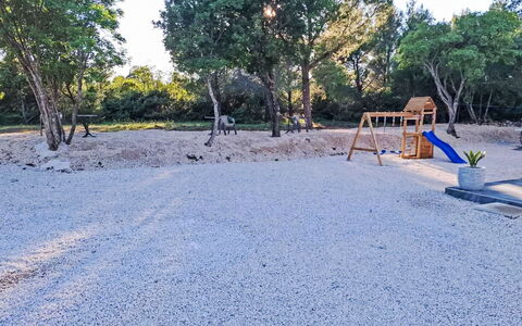 Zadar 678: Driveway, Concrete, Shade
