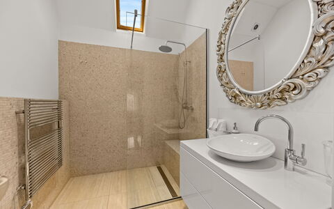 Apartment Noa Opatjia: Plumbing Fixture, Wall, Flooring, Bathroom, Floor, Sink, Interior Design, Mirror, Bathroom Sink, Tap