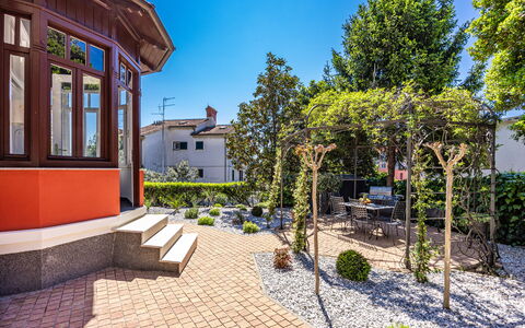 Apartment Nia Opatjia: Shrub, Residential Area, Home, Garden, Estate, Landscaping, Yard, Design, Stairs