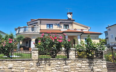 Umag 140: Building, Residential Area, House, Facade, Neighbourhood, Home, Town, Roof, Human Settlement, Balcony