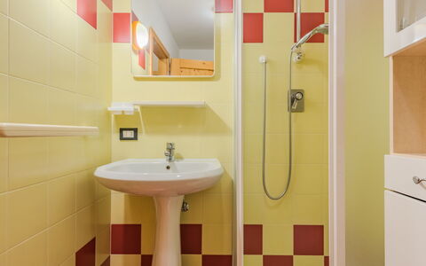 Malè 100: Bathroom, Plumbing Fixture, Flooring, Bathroom Sink, Interior Design, Floor, Sink, Plumbing, Tap, Tile