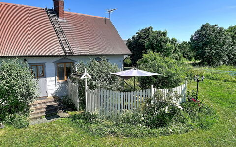 Melösa: Building, House, Shrub, Cottage, Roof, Garden, Residential Area, Home, Fence