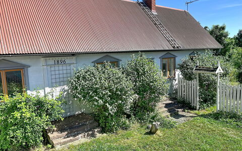 Melösa: House, Shrub, Roof, Cottage, Residential Area, Home, Land Lot, Garden, Fence