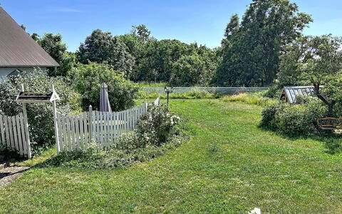 Melösa: Shrub, Garden, Land Lot, Lawn, Groundcover, Cottage, Fence, Backyard