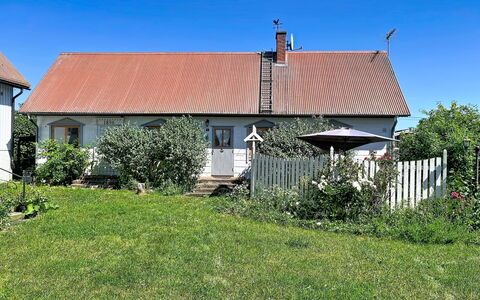 Melösa: Building, Grass, House, Window, Roof, Shrub, Cottage, Residential Area, Home