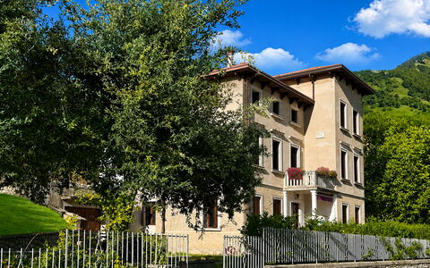 Villa 900 Design & Hills Escape: Residential Area, House, Shrub, Home, Human Settlement, Balcony, Garden, Lawn, Estate