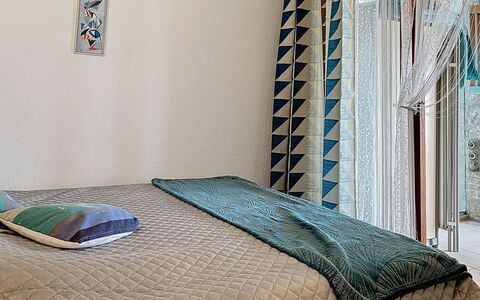 Bikini: Interior Design, Bedroom, Wood, Floor, Linens, Flooring, Textile, Furniture, Bed, Room