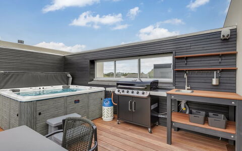 Nadua - 25M from the Sea: Wood, Flooring, Floor, Furniture, Wood Flooring, Composite Material, Hardwood, Kitchen, Wood Stain, Deck