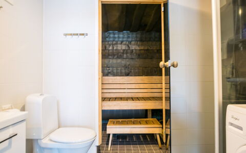 Parashimos a: Flooring, Floor, Wood, Interior Design, Plumbing Fixture, Tile, Composite Material, Plumbing, Toilet, Bathroom