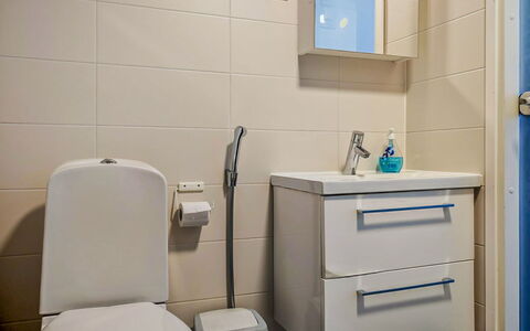 Parashimos B: Toilet Seat, Bathroom, Plumbing Fixture, Bathroom Sink, Toilet, Sink, Flooring, Bathroom Cabinet, Interior Design, Floor