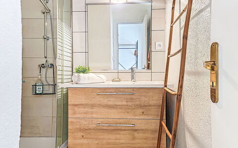 Les Roses: Flooring, Floor, Interior Design, Plumbing Fixture, Bathroom Cabinet, Room, Bathroom, Mirror, Plumbing, Tile